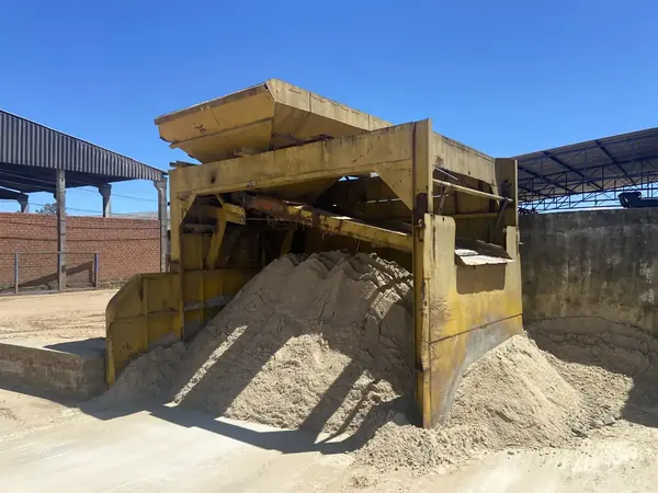 Descarga de areia na peneira do depósito