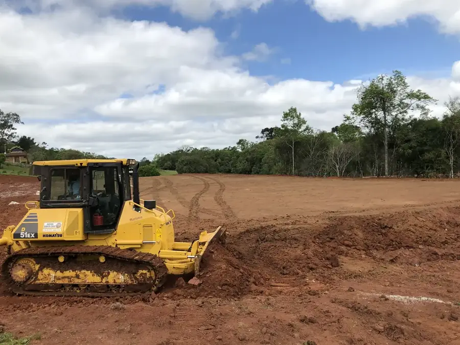 Trator de esteiras em terreno amplo